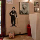 Sulle pareti notiamo diverse foto di divi del passato, da Ingrid Bergman a Liz Taylor, passando per Marilyn Monroe a Charlie Chaplin
